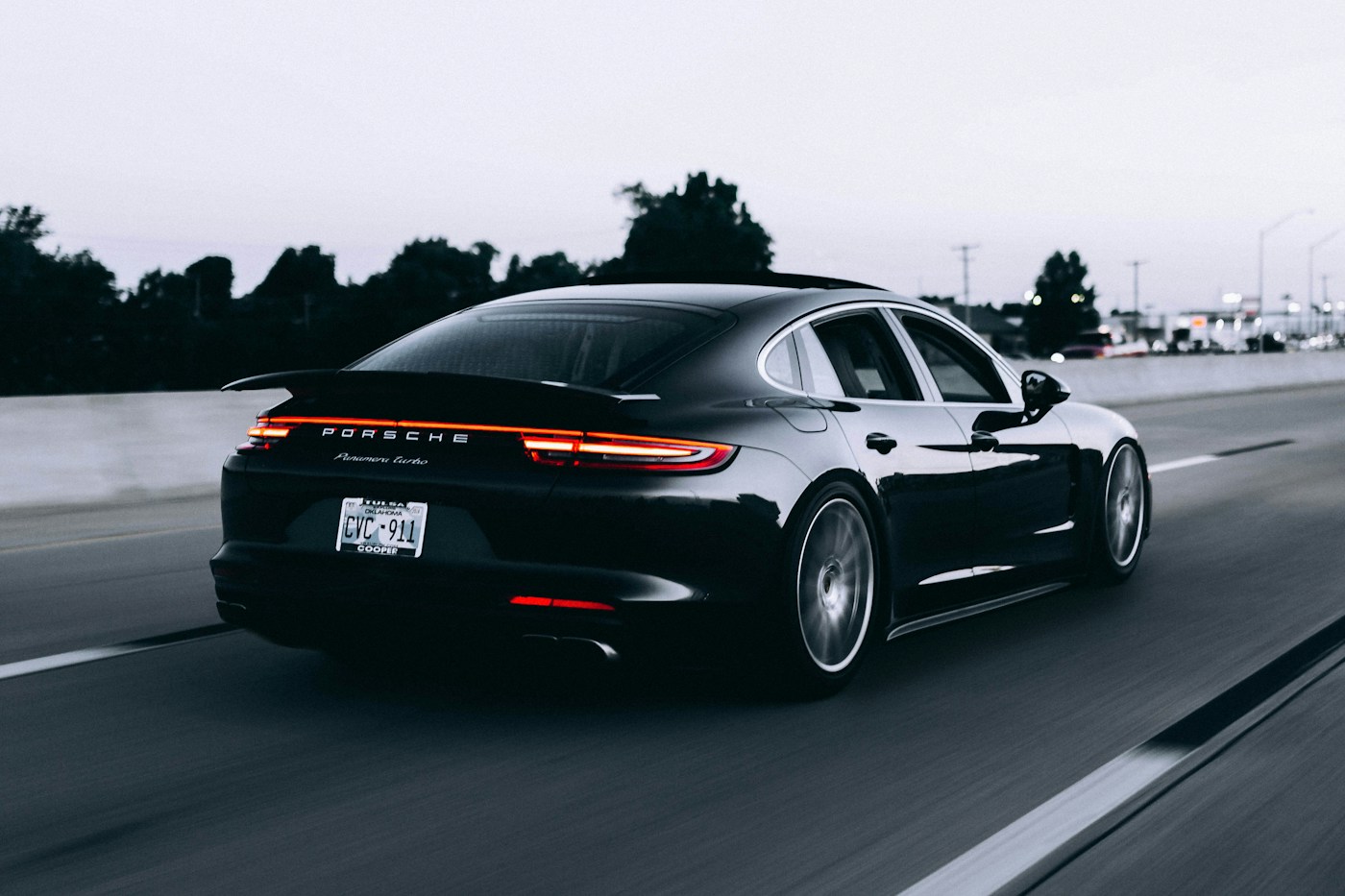Autom&oacute;vel com acabamento automotivo